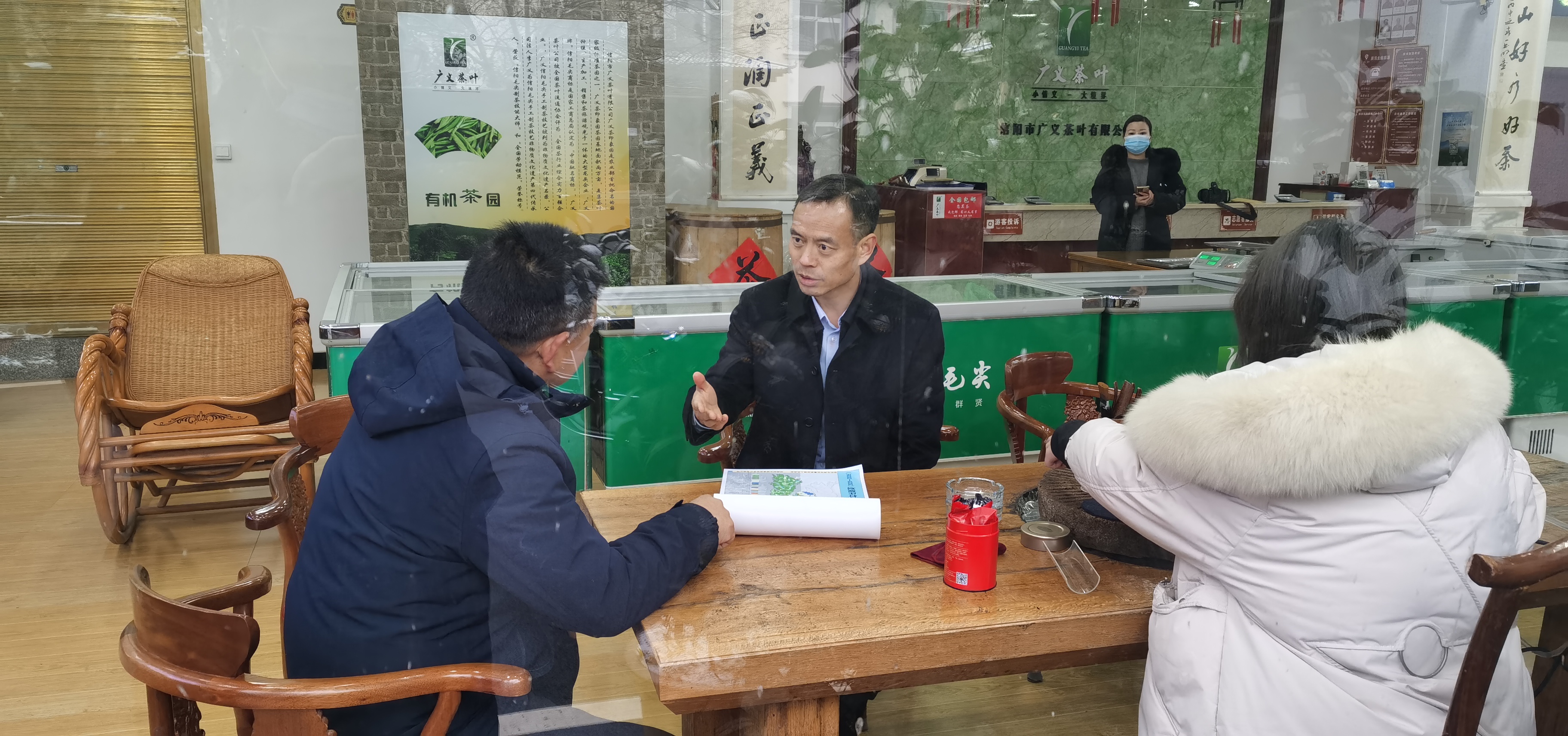 信陽(yáng)市委常委、副市長(zhǎng)秦保建到信陽(yáng)市廣義茶葉有限公司慰問(wèn)全國(guó)勞模李廣義同志
