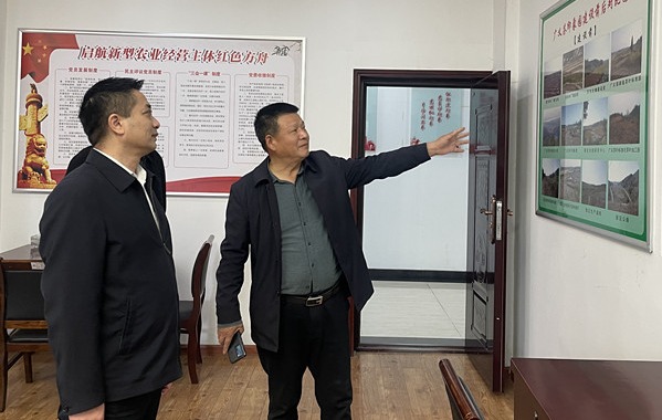 2022年11月9日 ，浉河區(qū)工會(huì)胡華庭主席來(lái)信陽(yáng)市廣義茶葉有限公司慰問(wèn)全國(guó)勞模李廣義同志，并傳達(dá)黨的二十大精神。