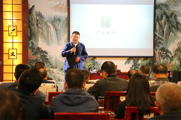 2025年10月16日，湖北黃岡麻城茶葉同行來園區(qū)參觀學(xué)習(xí)，李總給大家做詳細(xì)的經(jīng)驗分享